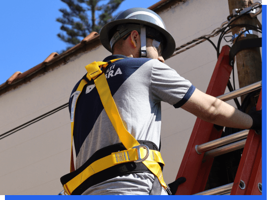 Técnico da N-MultiFibra no poste